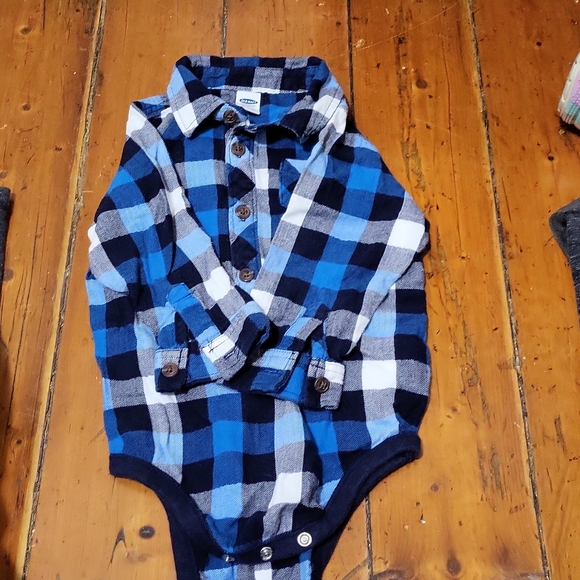 Dress shirts and flannels (4) - Picture 2 of 5